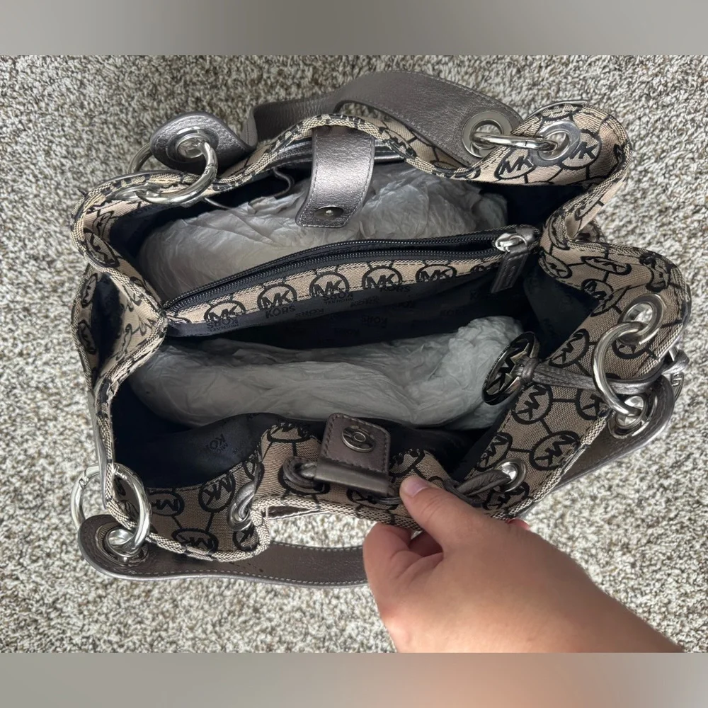 Michael Kors monogrammed shoulder hobo bag - Picture 5 of 12